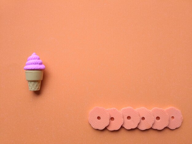 Photo close-up of pink cake on table against wall