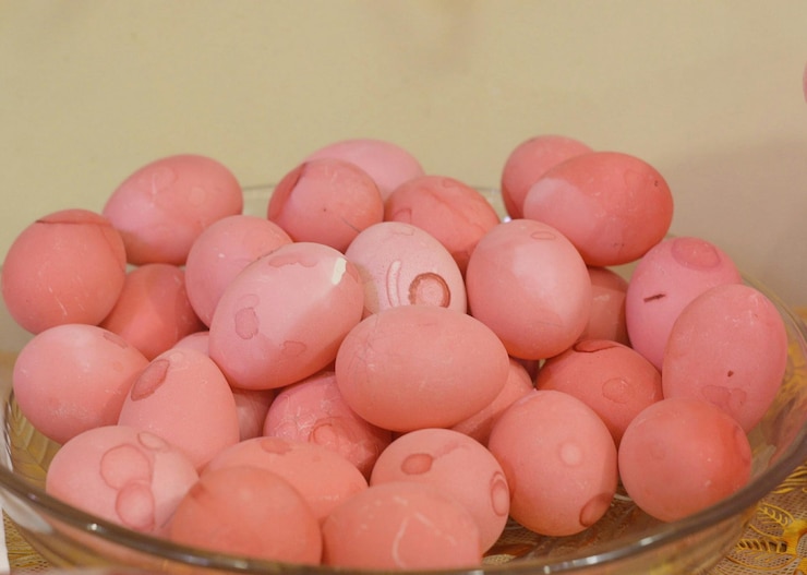 Photo close-up of pink easter eggs in bowl on table