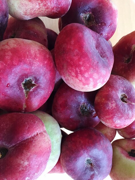 Photo close-up of pink flat peaches