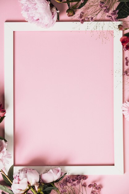 Photo close-up of pink flower on table at home