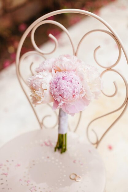 Foto close-up di un fiore rosa sul tavolo