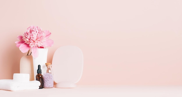 Foto close-up di un vaso di fiori rosa sul tavolo su sfondo bianco