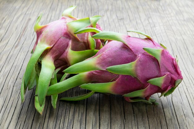 テーブル上のピンクの花の植物のクローズアップ