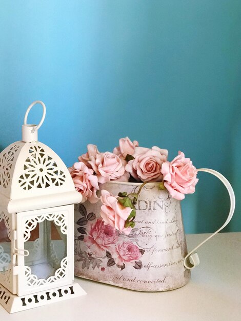 Photo close-up of pink flowers on table