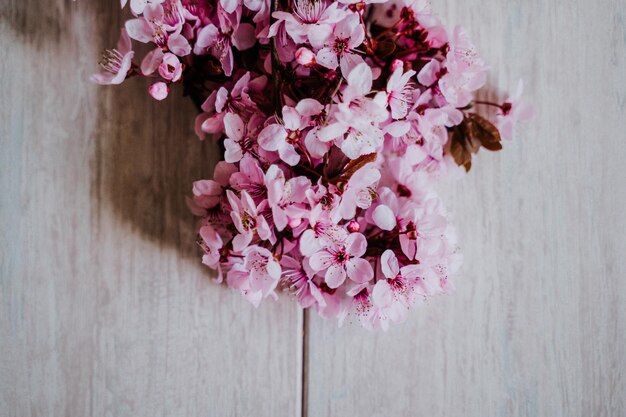 Foto close-up di fiori rosa sul tavolo