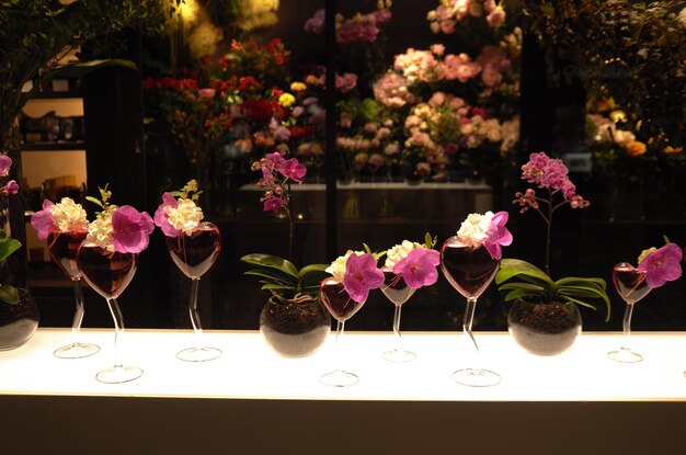 Photo close-up of pink flowers in vases