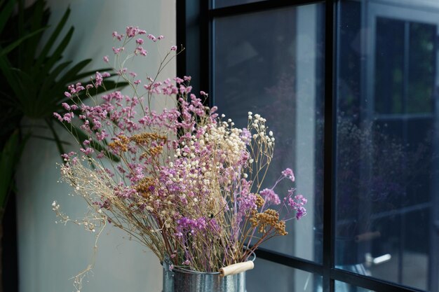 Photo close-up of pink flowers on window