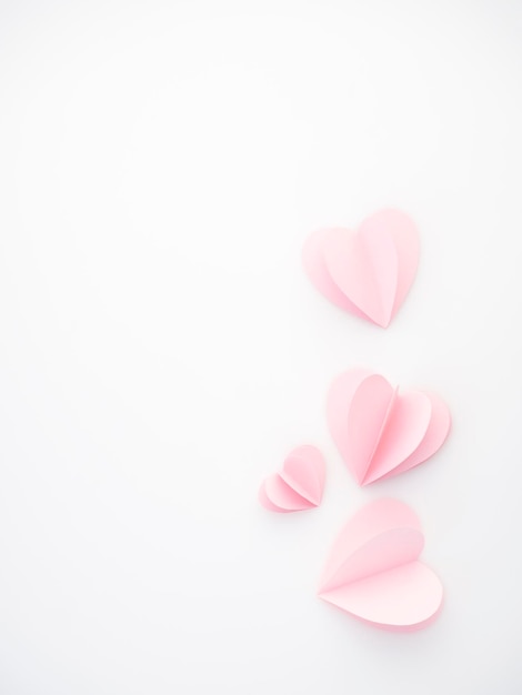 Foto close-up di forma di cuore rosa su sfondo bianco