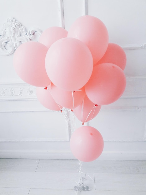 Foto prossimo piano di palloncini di elio rosa