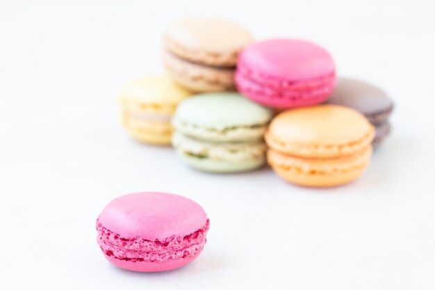 Primo piano di macarons rosa sullo sfondo bianco del tavolo