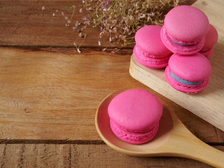 Photo close-up of pink macaroons on table