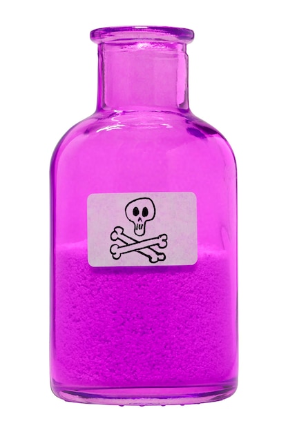 Foto close-up di una bottiglia di veleno rosa sullo sfondo bianco