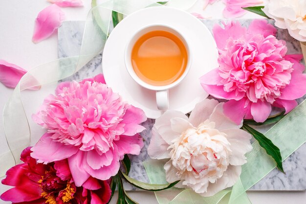 Foto close-up di un bouquet di rose rosa sul tavolo