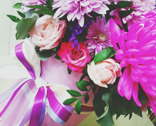 Foto close-up di un bouquet di rose rosa