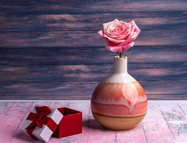 Photo close-up of pink roses in box on table