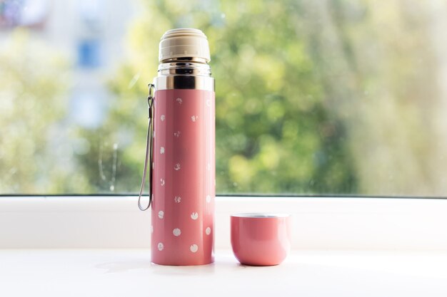 Primo piano di thermos rosa per bambini.