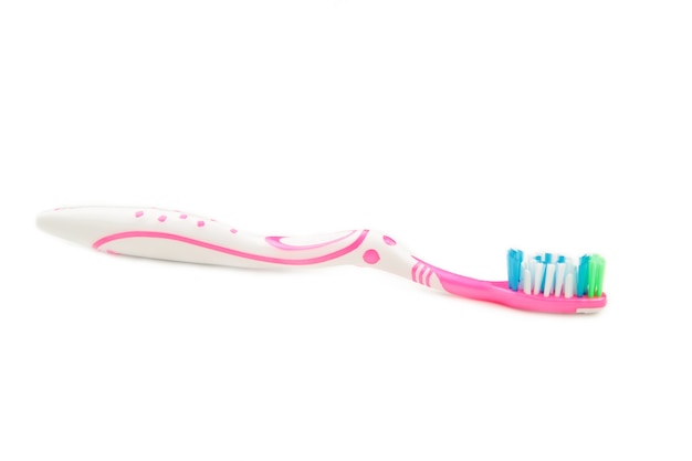 Foto primo piano su spazzolino da denti rosa isolato