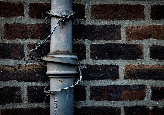 Photo close-up of pipe on brick wall