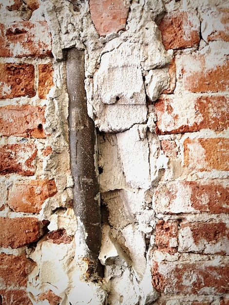 Photo close-up of pipe on brick wall