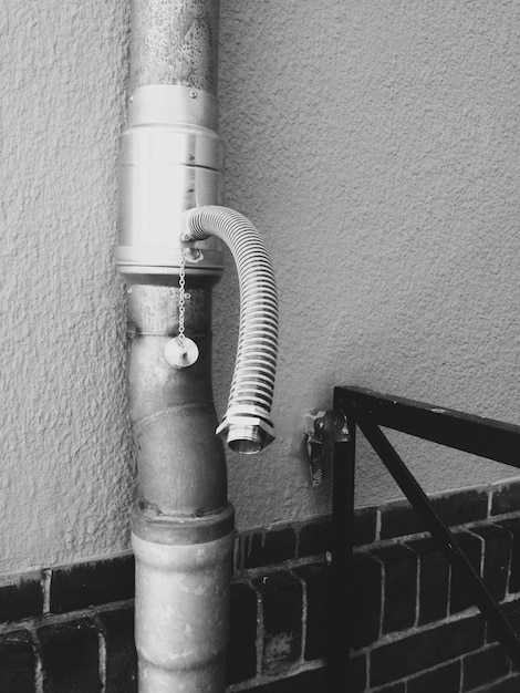 Photo close-up of pipe on wall