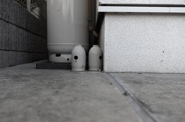 Photo close-up of pipes on floor against wall