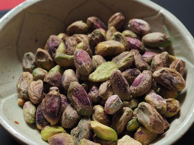 Photo close-up of pistachios in bowl