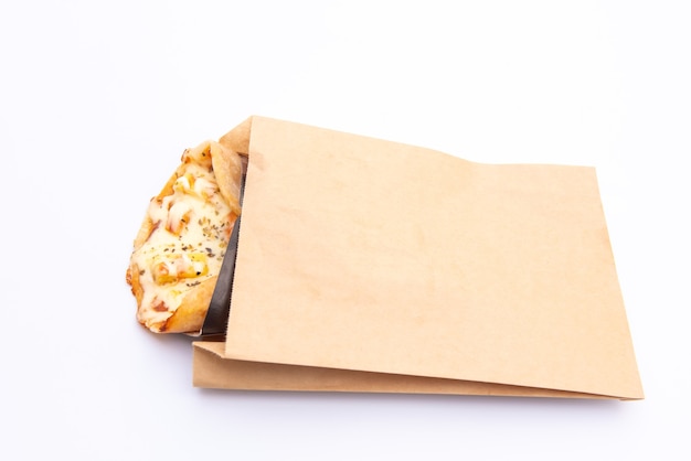 Primo piano di una pizza in una scatola di cartone su sfondo bianco consegna della pizza. menù pizzeria.