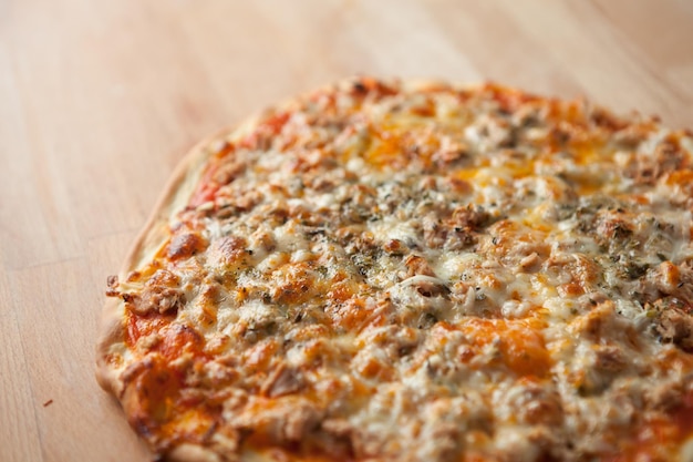 Foto close-up di una pizza sul taglialegna