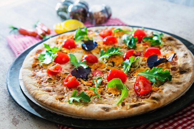 Foto close-up di pizza nel tovagliolo del piatto sopra il tavolo