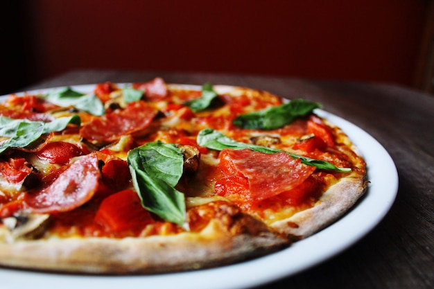 Foto close-up di una pizza sul piatto sul tavolo