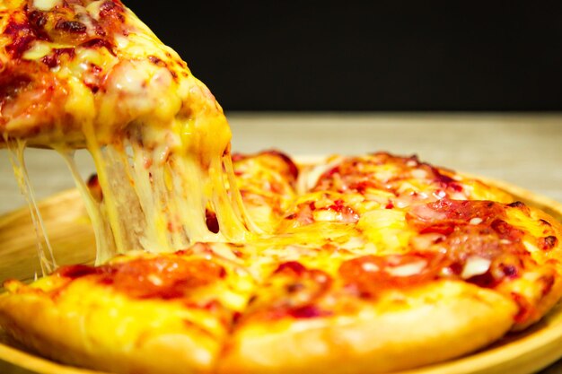 Photo close-up of pizza on plate