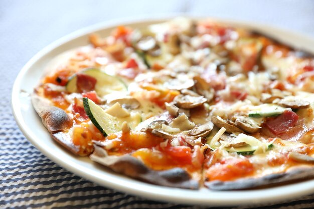 Foto close-up di una pizza servita sul tavolo