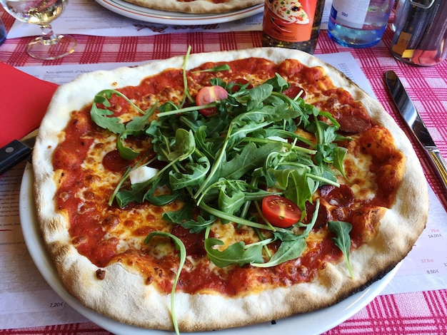 Foto close-up di una pizza servita sul tavolo