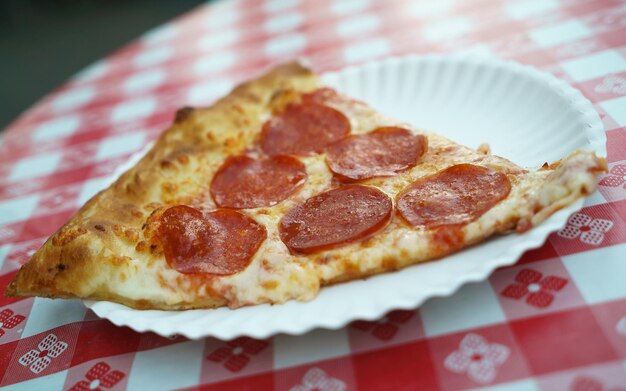 Foto close-up di una fetta di pizza nel piatto