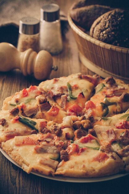 Photo close-up of pizza on table