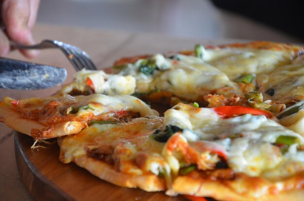 Foto close-up di una pizza sul tavolo