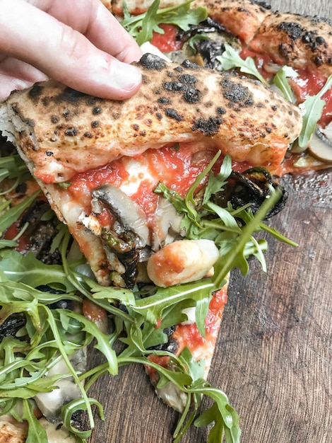 Photo close-up of pizza on table