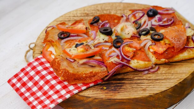 Foto close-up di una pizza sul tavolo