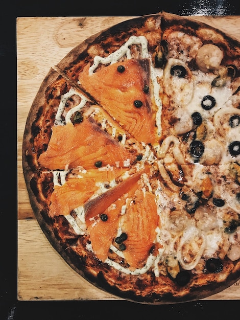 Photo close-up of pizza on table