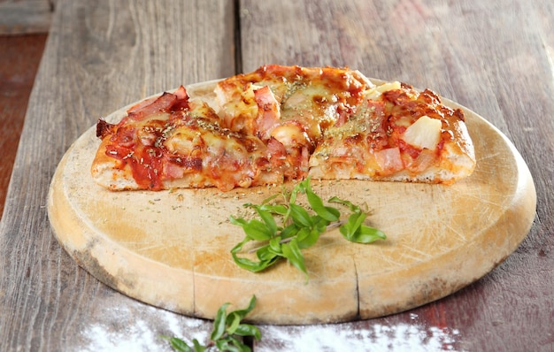 Foto close-up di una pizza sul tavolo