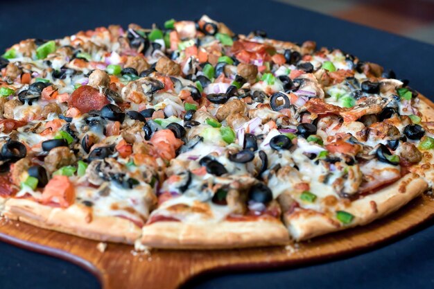 Photo close-up of pizza on table