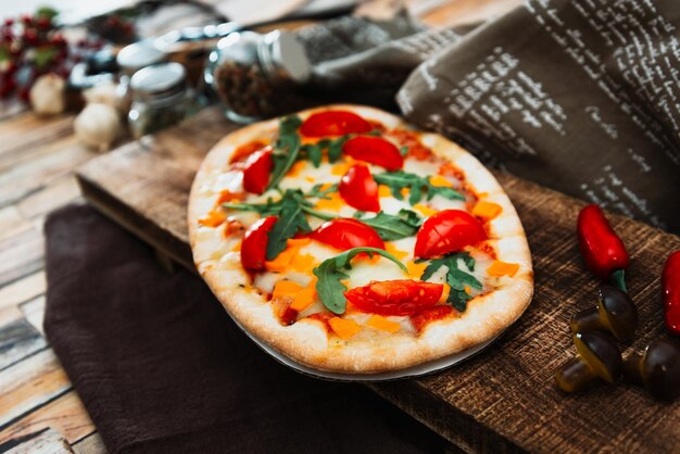 Foto close-up di una pizza sul tavolo