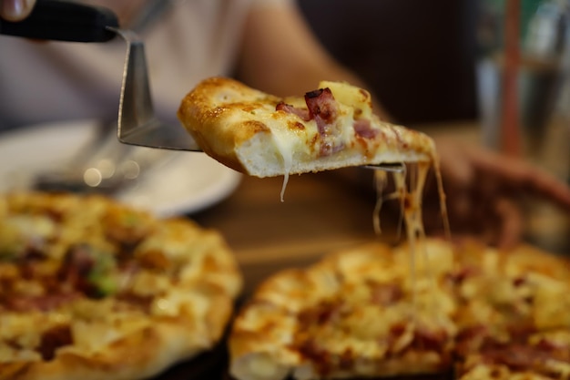 Foto close-up di una pizza sul tavolo