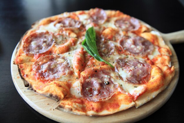 Photo close-up of pizza on table