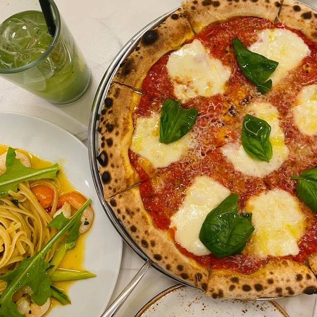 Foto close-up di una pizza sul tavolo