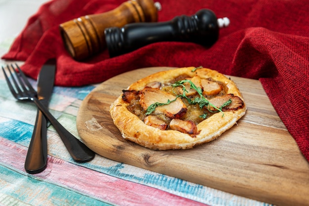 Foto close-up di una pizza sul tavolo