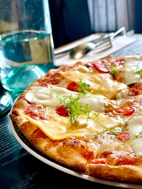 Photo close-up of pizza on table