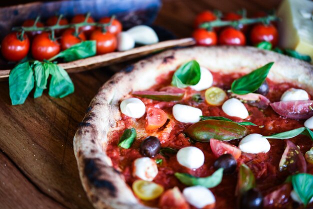 Foto close-up di una pizza sul tavolo