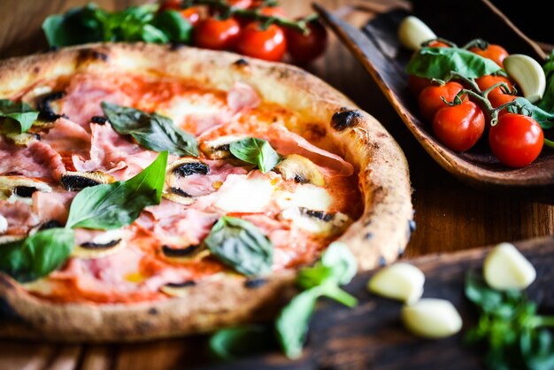 Foto close-up di una pizza sul tavolo