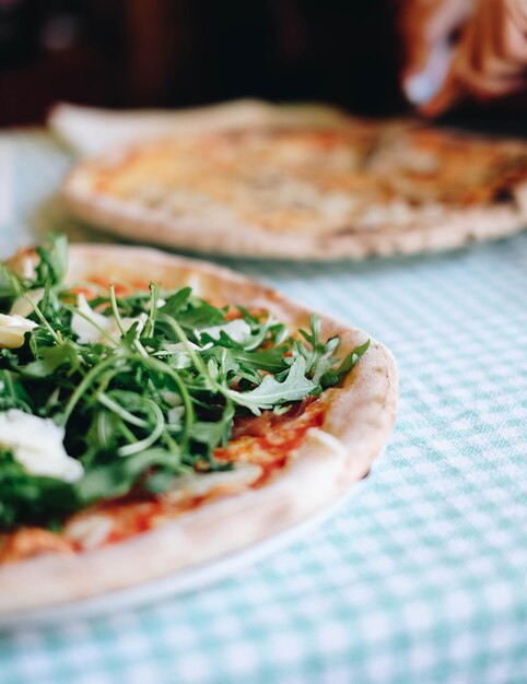 Foto close-up di una pizza sul tavolo